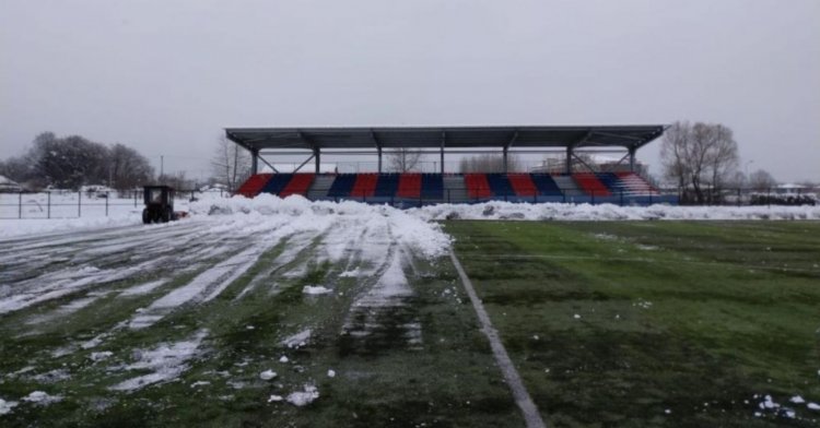 Futbol sahası kardan temizlendi!