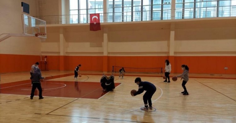 Salonlarda antrenmanlar devam ediyor..