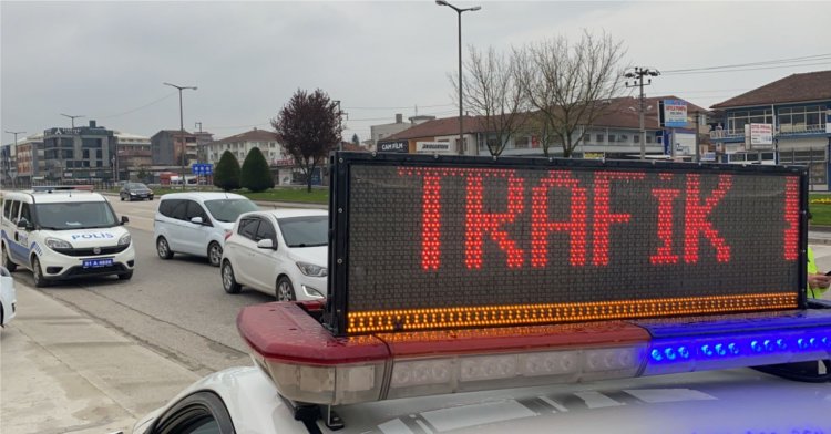 Boş sokaklarda hız yaptılar, radara yakalandılar!