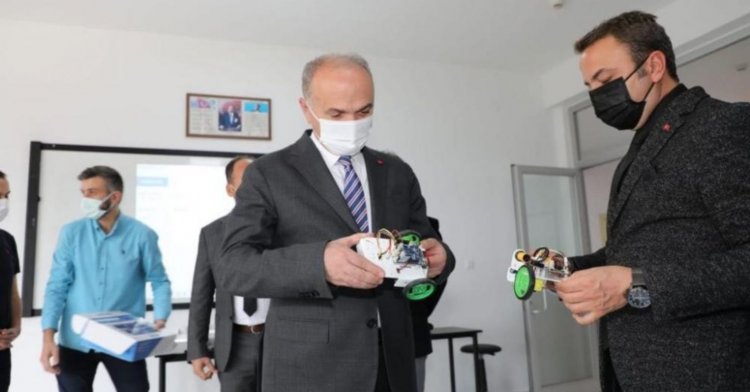 Özlü, kodlama laboratuvarını gezdi!