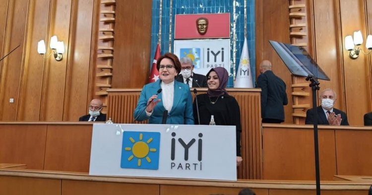Düzce üyelerine rozetlerini Meral Akşener taktı!