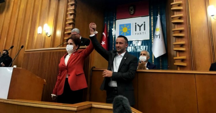 Düzce üyelerine rozetlerini Akşener taktı!