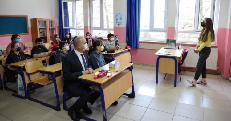 Özlü, mezun olduğu okula gitti!