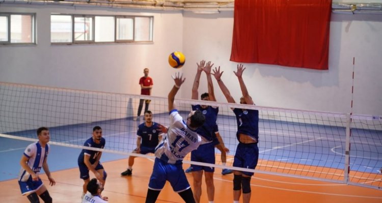 Kurumlar arası voleybol müsabakaları düzenleniyor