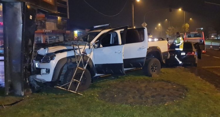Kamyonet ile otomobil çarpıştı: 8 yaralı