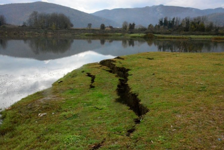 Depremin ardından oluşan yarıklar korkuttu