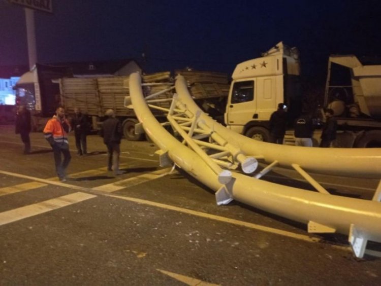 Freni patlayan tır, park halindeki tırlara çarptı
