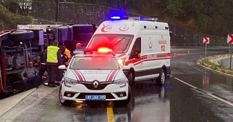 Hurda yüklü tır devrildi: 1 yaralı
