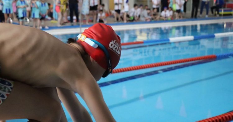 150 SPORCUNUN KATILIMIYLA YÜZME ŞENLİĞİ YAPILDI