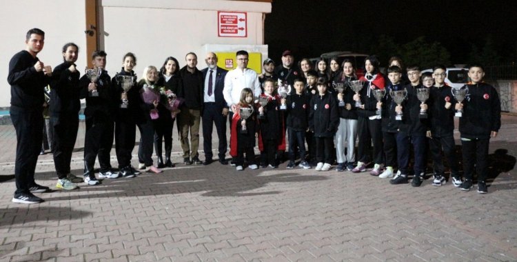 Milli sporculara coşkulu karşılama