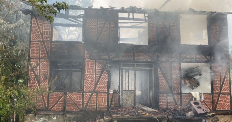 Köy evi alevlere teslim oldu: 2 yaralı