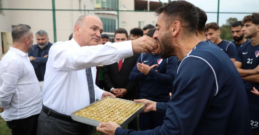 Özlü’den futbolculara baklava
